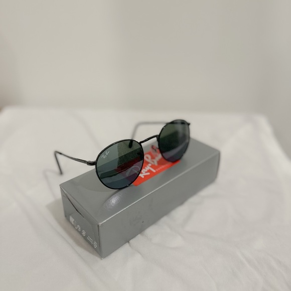 Rayban Sunglasses - New Round in black - Picture 2 of 3